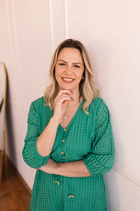 Fabiana Polettini sorrindo em seu consultório